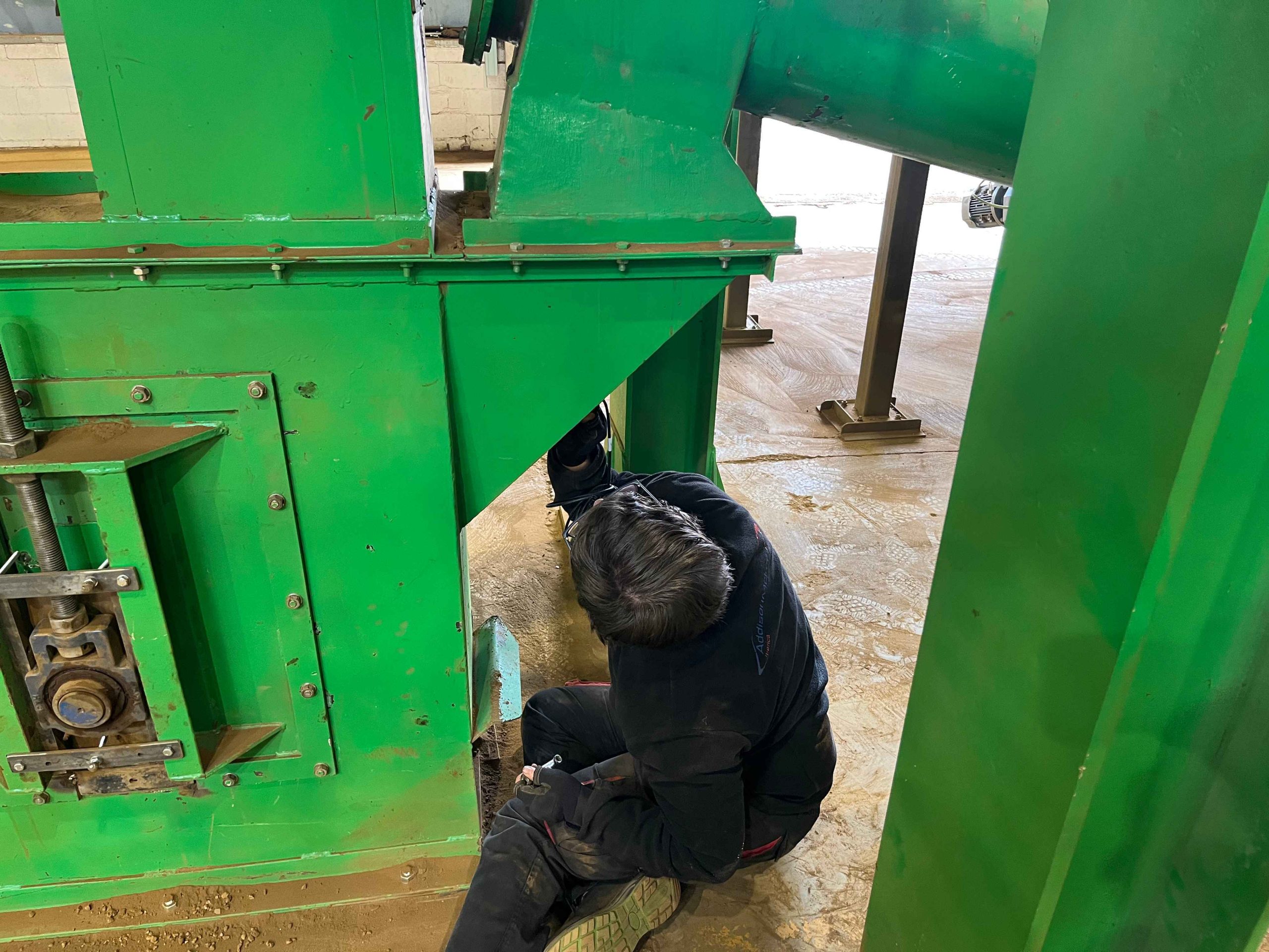 Técnico de NEXIO instalando sensórica IoT en la planta de Grupo Ferrobio