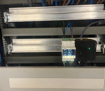Analizador de red instalado por NEXIO en el cuadro eléctrico de la planta
