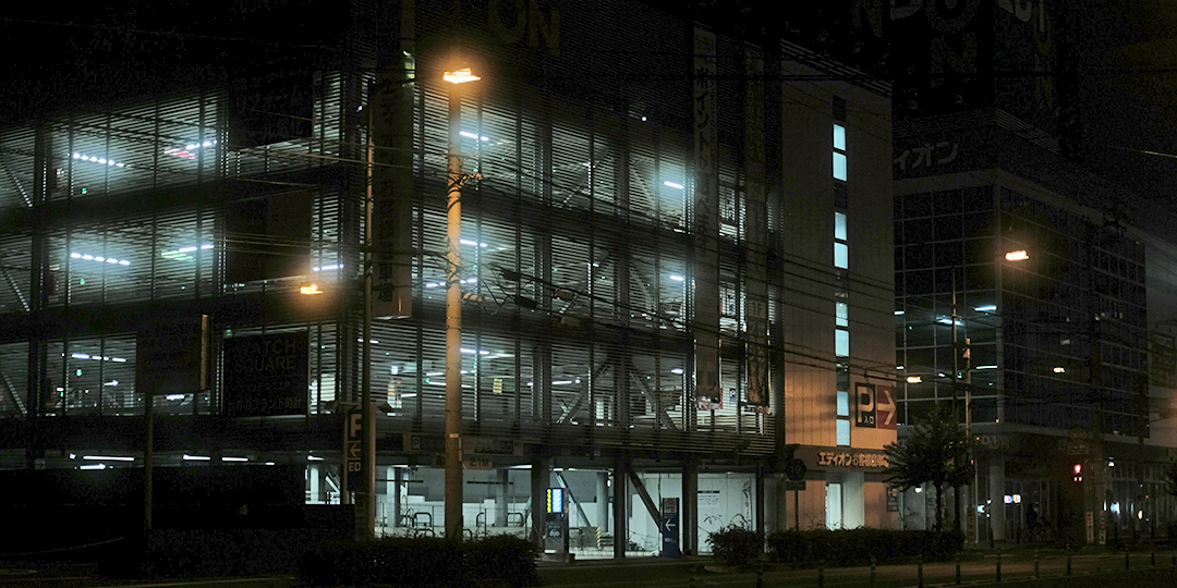Eficiencia-energetica-industria un edificio con las luces encendidas generado gasto energético