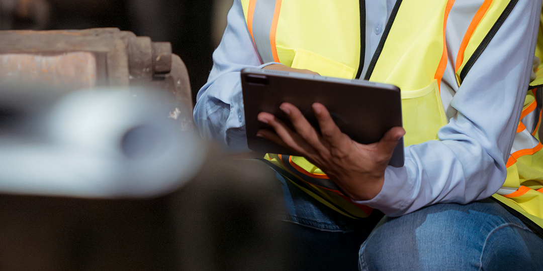 Fabrica-control-produccion trabajador de una empresa industrial trabajando con un ipad